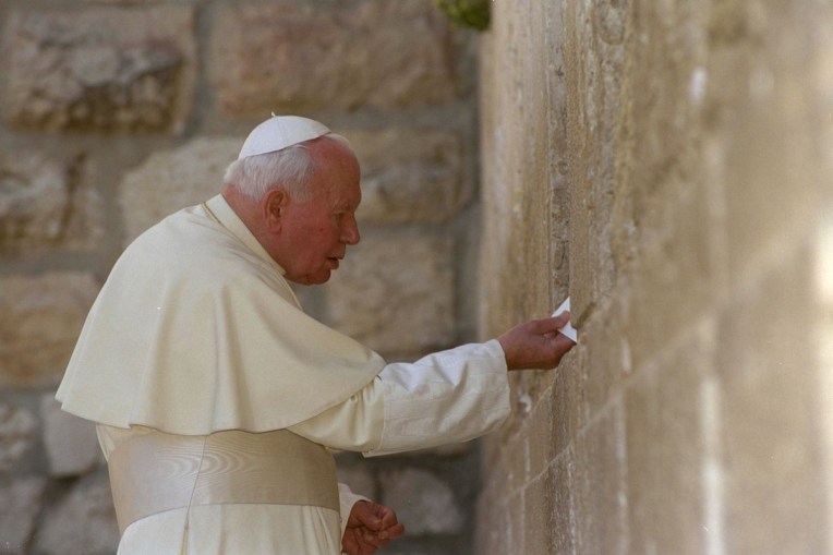 Pope John Paul at Wailing Wall.jpg
